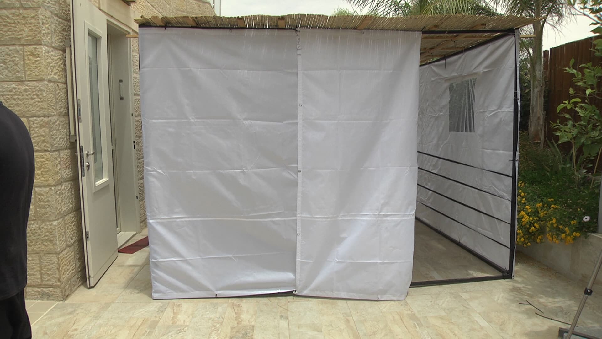 8. יש להרים את ארבעת מוטות המסגרת לגובה המקסימלי ( 2.1 מ') ולחבר את הבד בעזרת אזיקונים למוטות התחתונים.