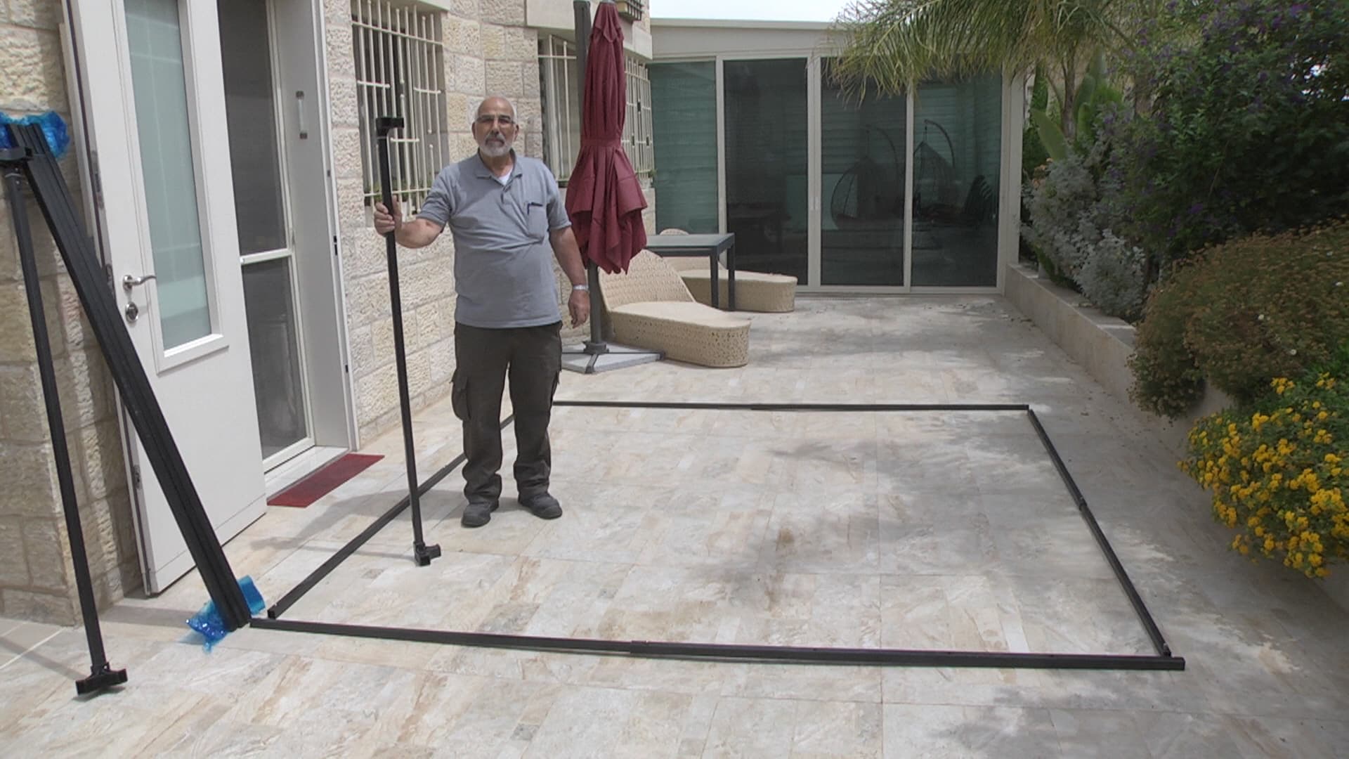 1. יש לפתוח את ארבעת המוטות התחתונים לגודל הרצוי לפני ההתקנה.