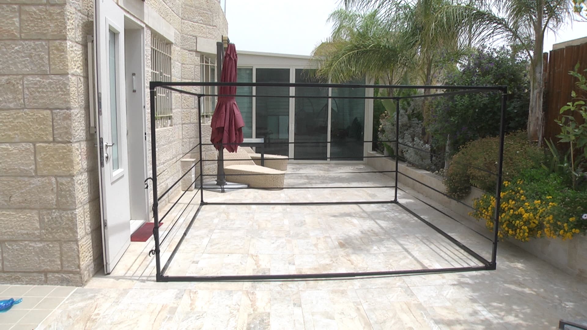 6. יש למתוח את ארבעת רצועות הלבוד סביב הסוכה מלמטה למעלה. לגובה של עד 96 ס"מ במרחק של עד 24 ס"מ אחד מהשני. (3 טפחים לפי ההלכה)